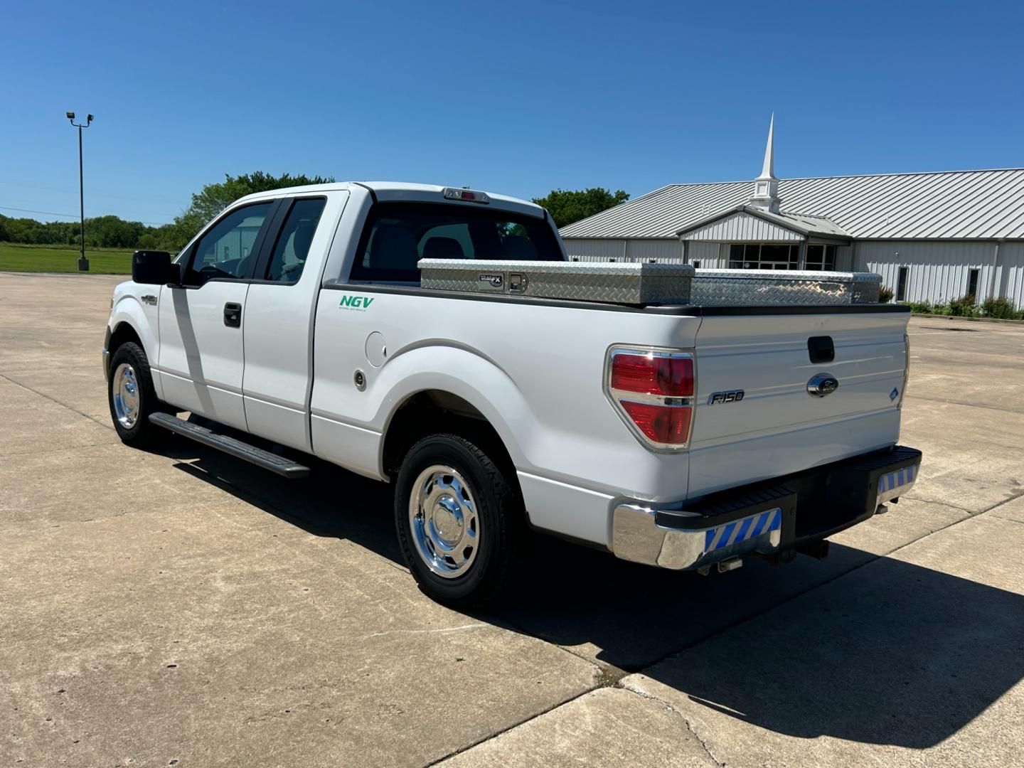2014 White /Gray Ford F-150 XL SuperCab 6.5-ft. Bed 2WD (1FTEX1CM8EK) with an 3.7L V6 DOHC 24V engine, 6-Speed Automatic transmission, located at 17760 Hwy 62, Morris, OK, 74445, (918) 733-4887, 35.609104, -95.877060 - Photo#6